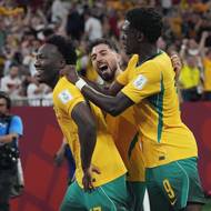 Australané Nestory Irankunda (17), Mohamed Touré (9) a Jacob Italiano (4) slaví gól proti Turecku na MS ve fotbale.