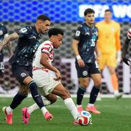 Američan Tyler Adams si kryje míč před dotírajícím Antoniem Sanabriou z Paraguaye.