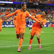 Virgil van Dijk, kapitán Nizozemců, slaví gól. 