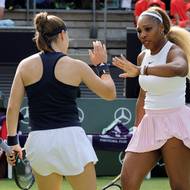 Serena Williamsová a Karolína Muchová si na kurtu rozumí.