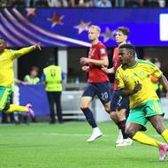 Teboho Mokoena vyrovnal z penalty.