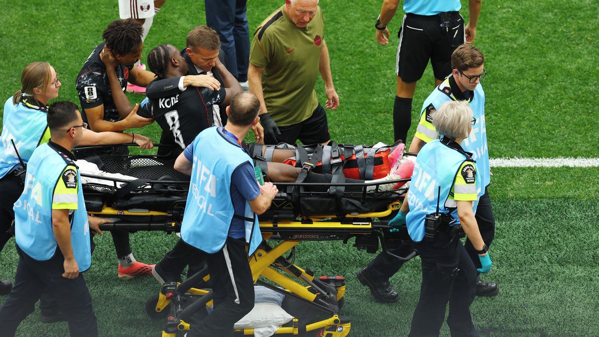 Ošklivé scény, stadion utichl. Kanadský záložník má po ostrém faulu nadvakrát zlomenou nohu