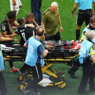 Kanadský fotbalista Ismaël Koné opouští hřiště na nosítkách.