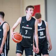 Šestnáctiletý Jakub Houška na tréninku seniorské reprezentace
