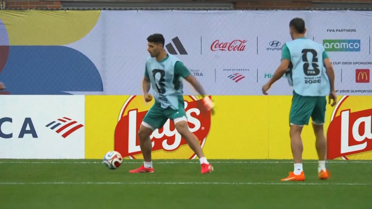 Egypt s Íránem soupeří o historický úspěch. Duel provází i duhová kontroverze
