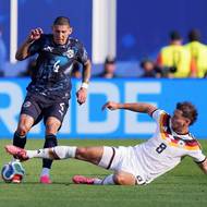 Leon Goretzka z Německa (dole) a Juan José Cáceres z Paraguaye