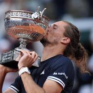 Alexander Zverev líbá Mušketýrský pohár.