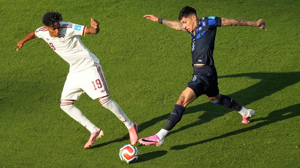 FOTBAL ONLINE: Španělsko diktuje tempo utkání, Uruguay odolává 