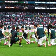 Mexické rozcvičení na domácím stadionu. 