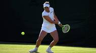 TENIS ONLINE: Krejčíková má nakročeno k postupu, Bartůňková v potížích. Siniaková čelí olympijské vítězce. Představí se také Muchová