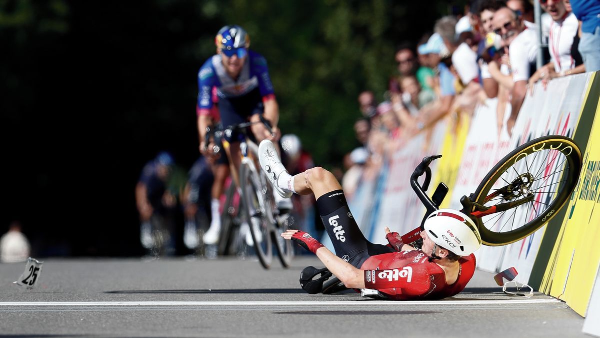 Kuriózní finiš. Cyklista nezvládl oslavu, do cíle vletěl po hlavě: Mohl to být trapas roku