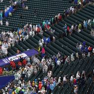 Diváci opouštějí stadion ve Philadelphii.