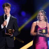 Nejlepší junioři Tomáš Galvas a Aneta Poroubková na slavnostním vyhlášení ankety Zlatá hokejka.
