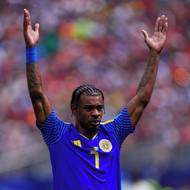 Juninho Bacuna z Curacaa během utkání proti Pobřeží slonoviny.