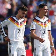 Kai Havertz a Aleksandar Pavlovic smutní po inkasovaném gólu.