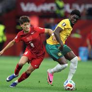 Arda Güler z Turecka a Mohamed Touré z Austrálie bojují o balón v úvodním zápase skupiny D na mistrovství světa ve Vancouveru.