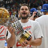 Jaromír Bohačík s trofejí Jiřího Zídka st. pro vítěze Maxa NBL