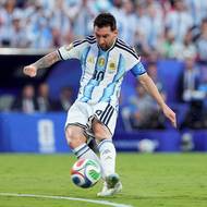 Messi se opřel do míče za vápnem a parádní ranou do šibenice otevřel skóre