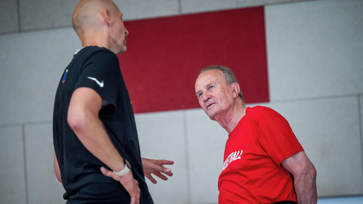 Španělská trenérská legenda je v české reprezentaci spíše tichým pozorovatelem