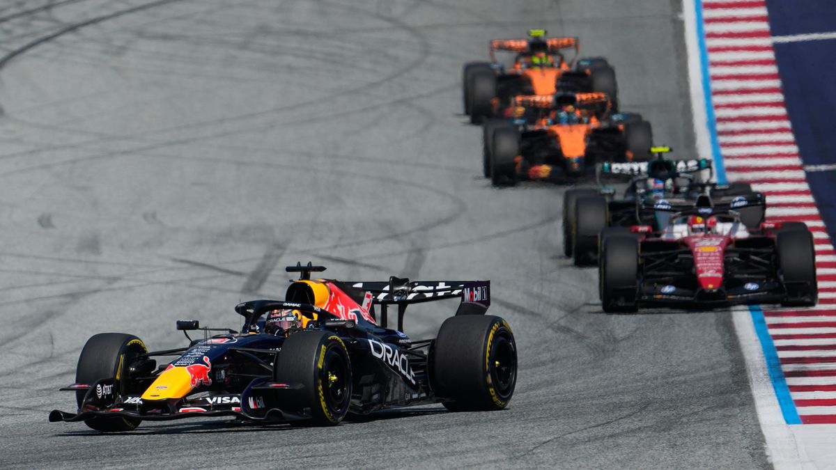 FORMULE ONLINE: Verstappen se na domácí trati Red Bullu dostal do vedení