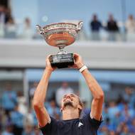 Alexander Zverev s vysněnou trofejí.
