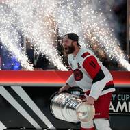 Kapitán hokejistů Caroliny Jordan Staal s pohárem pro vítěze NHL.
