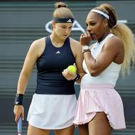 Serena Williamsová se radí s Karolínou Muchovou.
