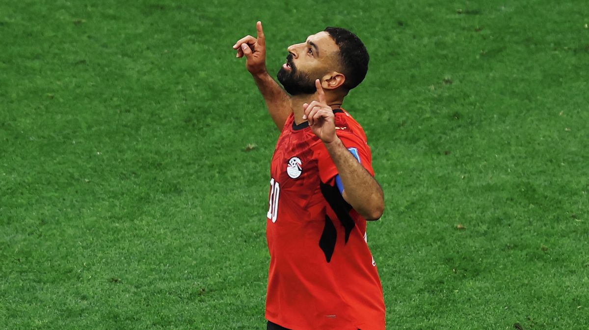 Egypt s Íránem soupeří o historický úspěch. Duel provází i duhová kontroverze