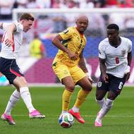 Jordan Ayew mezi anglickou dvojicí Elliot Anderson - Marc Guehi.