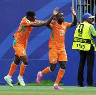 Nicolas Pepe (vpravo) z Pobřeží slonoviny slaví s Yanem Diomandem první gól svého týmu do sítě Curaçaa.