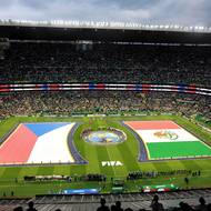 Nástup na vyprodaný stadion Azteca.