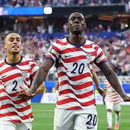 Američan Folarin Balogun slaví svůj druhý gól do sítě Paraguaye.