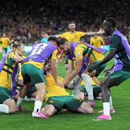 Connor Metcalfe (uprostřed) slaví se spoluhráči druhý gól Austrálie v zápase proti Turecku.