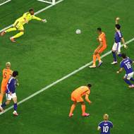 Kapitán Nizozemců Virgil van Dijk (uprostřed dole v oranžovém dresu) ani při gólové hlavičce nemusel vyskočit. 