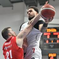 Domácí Santos-Silva se snaží prodrat přes bránícího Kováře