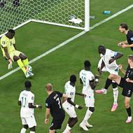 Edouard Mendy zářil v první půli zápasu proti Norsku.
