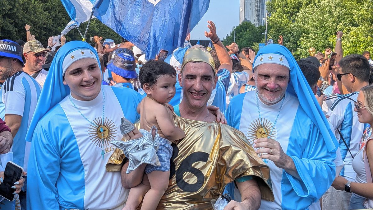 Modrobílá invaze. Argentinci rozpoutali obří párty, fanoušci soupeře jen nevěřícně zírali