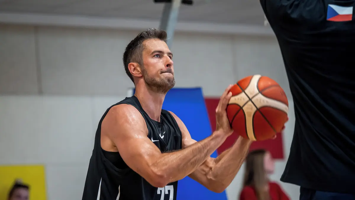 Překvapení před startem ligy. Do Česka se po měsících bez angažmá vrací reprezentant