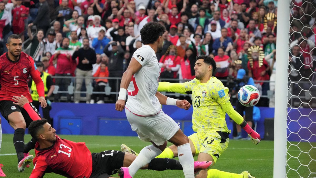 FOTBAL ONLINE: Egypt přežil penaltu, ale Írán přece jen srovnal