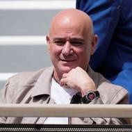 André Agassi na tribuně.