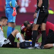 Zraněný německý fotbalista Nico Schlotterbeck v duelu s Pobřežím slonoviny
