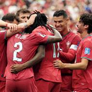 Portugalští fotbalisté se radují z pátého gólu do sítě Uzbekistánu.