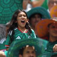 Mexičané na ikonickém stadionu Azteca.