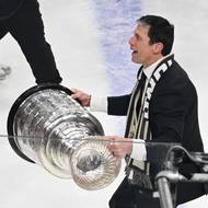 Trenér hokejistů Caroliny Brind'Amour si potěžkal Stanleyův pohár. 