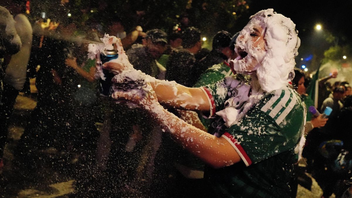 Děsivé záběry z Mexika. Auto najelo do davu fanoušků