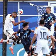 Jonathan Tah v prodloužení překonal Gilla, ale kvůli předchozímu faulu gól neplatil.