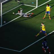 Kylian Mbappé nastřelil tyč branky Jacoba Widella Zetterströma.