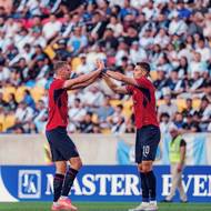 Patrik Schick (vpravo) a Tomáš Souček oslavují gól proti Guatemale.