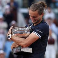 Alexander Zverev se mazlí s Mušketýrským pohárem.