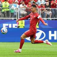 Cristiano Ronaldo se opírá do míče.